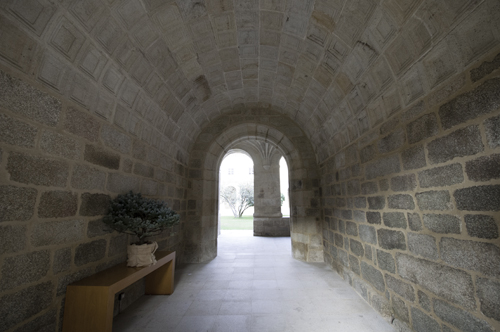 Pasadizo de unión de los dos claustros del monasteiod e San Clodio de Leiro